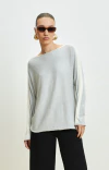 Modelo usando blusa Ambicione por Anselmi 3D sem costura, 100% algodão, na cor cinza, com óculos escuros e brincos grandes.