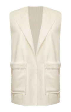 Colete Ambicione Por Anselmi Gamulã na cor off white, com detalhes em pelúcia e dois bolsos frontais.