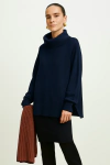 Blusa Ambicione Por Anselmi Ampla com gola alta na cor azul marinho, com mangas largas e detalhe de nervuras na barra.