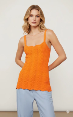 Mulher vestindo regata ANIMALE laranja de tricot com ondas caneladas da marca Animale, combinada com calça azul clara