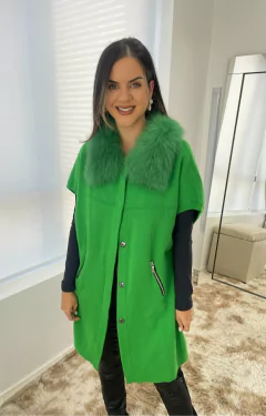 colete feminino com gola de pele natural verde , pele de raposa, toque suave, peça mais alongada