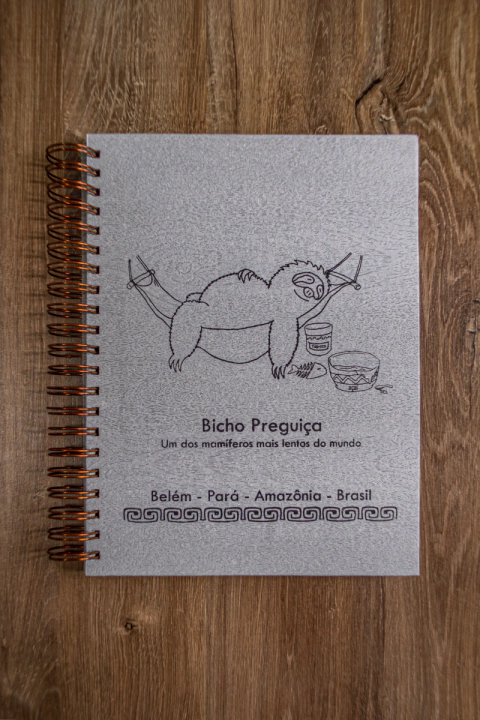 Caderno Universitário - Bicho Preguiça - Capa Madeira - Ornatos - comprar online