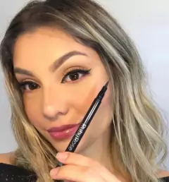 Delineador a prueba de agua Ruby Rose