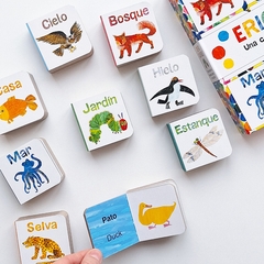 UNA CAJA CON MUCHOS LIBROS Y UN PUZZLE