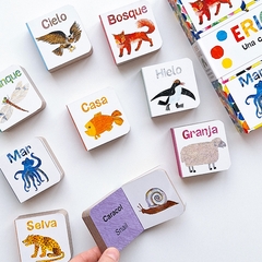 UNA CAJA CON MUCHOS LIBROS Y UN PUZZLE