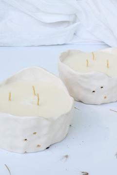 Vela cerámica beige con 3 estrellitas doradas
