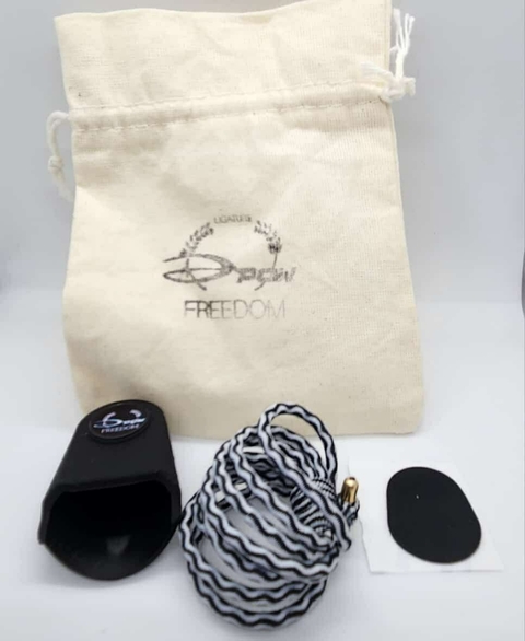 ABRAÇADEIRA DPOW FREEDOM PARA SAXOFONE ALTO + ADESIVO PROTETOR DE BOQUILHA
