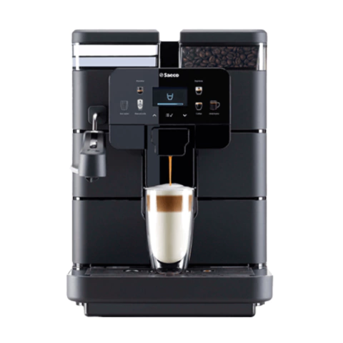Cafetera automática Saeco Royal Plus en color negro preparando un café con leche espumosa