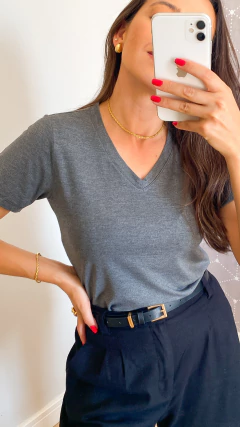 Imagem do T-SHIRT GOLA V