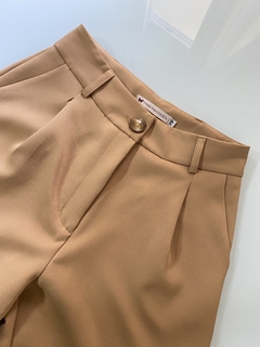 CALÇA ALFAIATARIA FRIDA CARAMELO - loja online