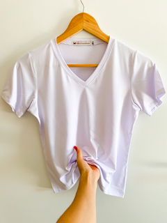 T-SHIRT GOLA V - Frida Fashionista - moda feminina marca própria