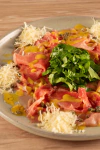 CARPACCIO AO MOLHO DE ALCAPARRAS E PARMESÃO