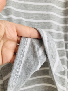 Imagen de Remera Tokio (gris melange rayas blancas)