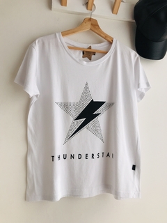 Remera Holbox (blanca con estrella y rayo) en internet