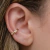 Brinco Piercing fake liso com pontos de cravação de micro zircônias cor cristal folheado em Ouro 18k