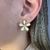 Brinco Flor Pétalas Madrepérola Banhado em Ouro 18k na internet