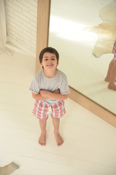 REMERA NIÑO GRIS