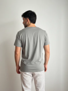 Remera Pima Hombre Gris Verdoso en internet