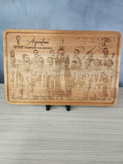Tabla de madera tallada 45 x 30 cm. - Edición Especial Campeones 2022 - Bazar Rosemblit