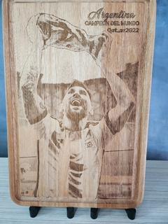 Tabla de madera tallada 45 x 30 cm. - Edición Especial Campeones 2022 - comprar online