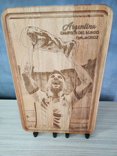 Tabla de madera tallada 45 x 30 cm. - Edición Especial Campeones 2022