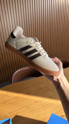 Tênis adidas samba BEGE COM CAFE na internet