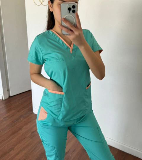 Ambo Mili verde clínica y salmon con pantalón cargo - comprar online