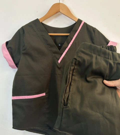 Ambo delfi verde oscuro con vivos Rosa - comprar online