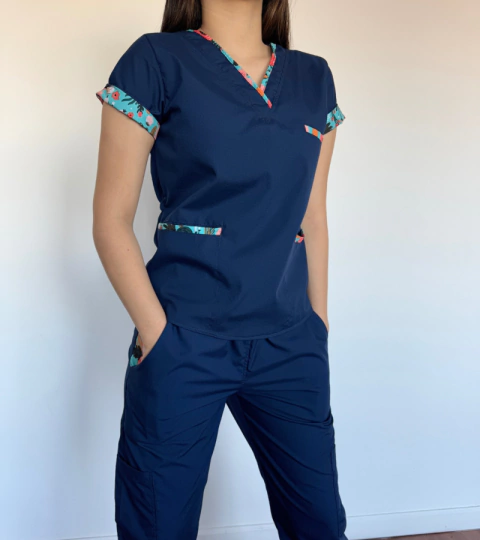 Ambo Mili azul con estampado arciel, pantalón cargo - comprar online