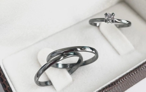 Alianças Classic Abaulada 2 MM Black - Anel de Brinde