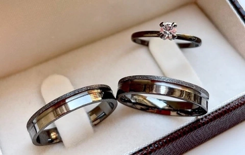 Aliança Sophie 4 MM Black - Anel de Brinde