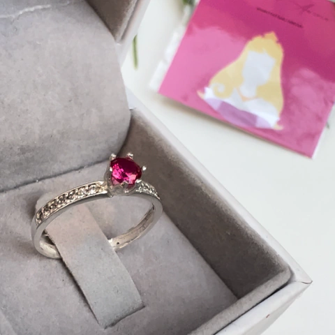 ANEL PRINCESA AURORA - PEDRA ROSA ESCURO