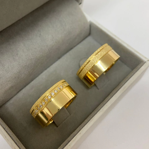 ALIANÇAS GRÉCIA 9 MM GOLD - ANEL BRINDE