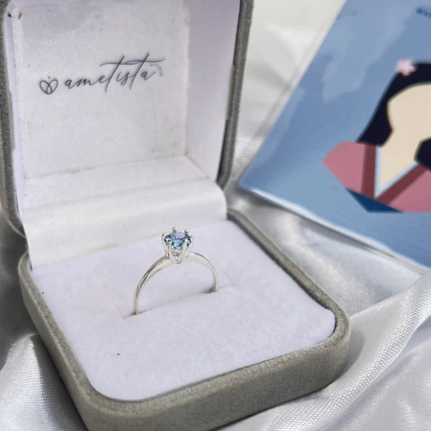 Anel Solitário Classico Mulan - Pedra Azul Claro - comprar online
