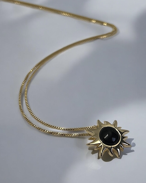 SOL TRIBAL COM PEDRA ÔNIX (COLAR)