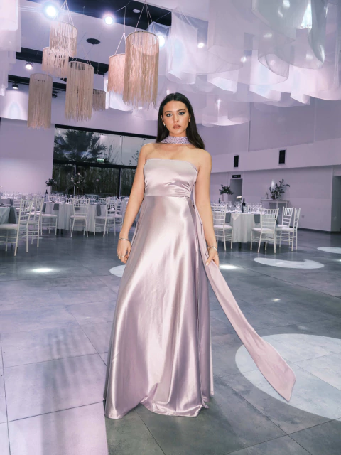 VESTIDO VERO STRAPLES CON ACCESORIO PARA EL CUELLO