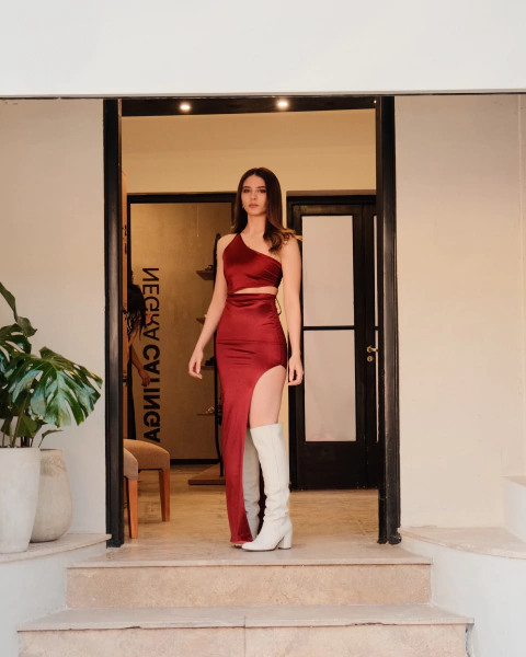 VESTIDO CLOE SATEN TAJO ABIERTO - comprar online