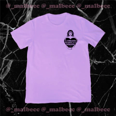 ❁ Remera Lila - El Corazón NO está a la derecha