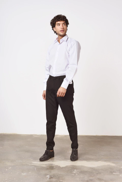 PANTALÓN NEGRO DE HOMBRE CON BOLSILLOS