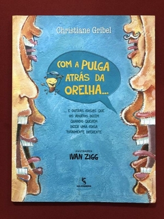 Livro - Com A Pulga Atrás Da Orelha... - Christiane Gribel - Salamandra