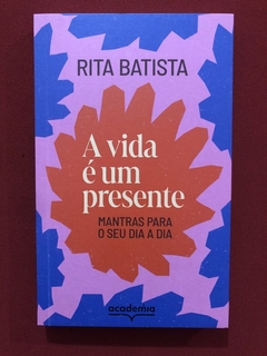 Livro - A Vida É Um Presente - Rita Batista - Ed. Academia - Seminovo