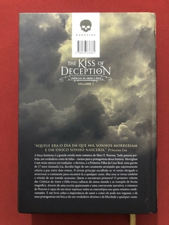Livro - The Kiss Of Deception - Mary E. Pearson - Editora Darkside - Seminovo - comprar online
