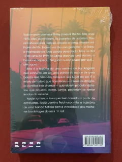 Livro - Daisy Jones & The Six - Taylor Jenkins Reid - Paralela - Novo - comprar online