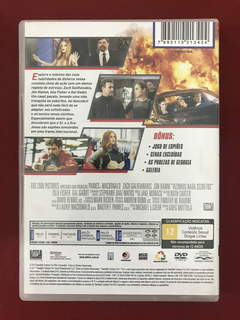 DVD - Vizinhos Nada Secretos - Zach Galifianakis - Seminovo - comprar online