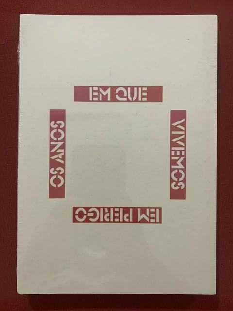 Livro - Os Anos Em Que Vivemos Em Perigo - MAM 70 - Novo