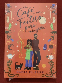 Livro - Um Café E Um Feitiço Para Viagem - Nadia El-Fassi - Ed. Verus - Novo