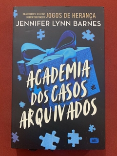 Livro - Academia Dos Casos Arquivados - Jennifer Lynn Barnes - Alt - Seminovo