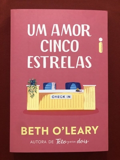 Livro - Um Amor Cinco Estrelas - Beth O'Leary - Editora Intrínseca - Seminovo