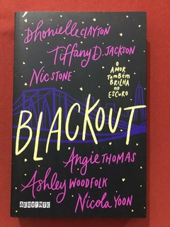 Livro - Blackout: O Amor Também Brilha No Escuro - Ashley Woodfolk - Seguinte - Seminovo