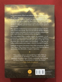 Livro - Uma Chama Entre As Cinzas - Sabaa Tahir - Verus - Seminovo - comprar online
